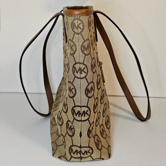 ❌️Sold❌️ Michael Kors Montauk Signature Tote Bag - Picture 11 of 15